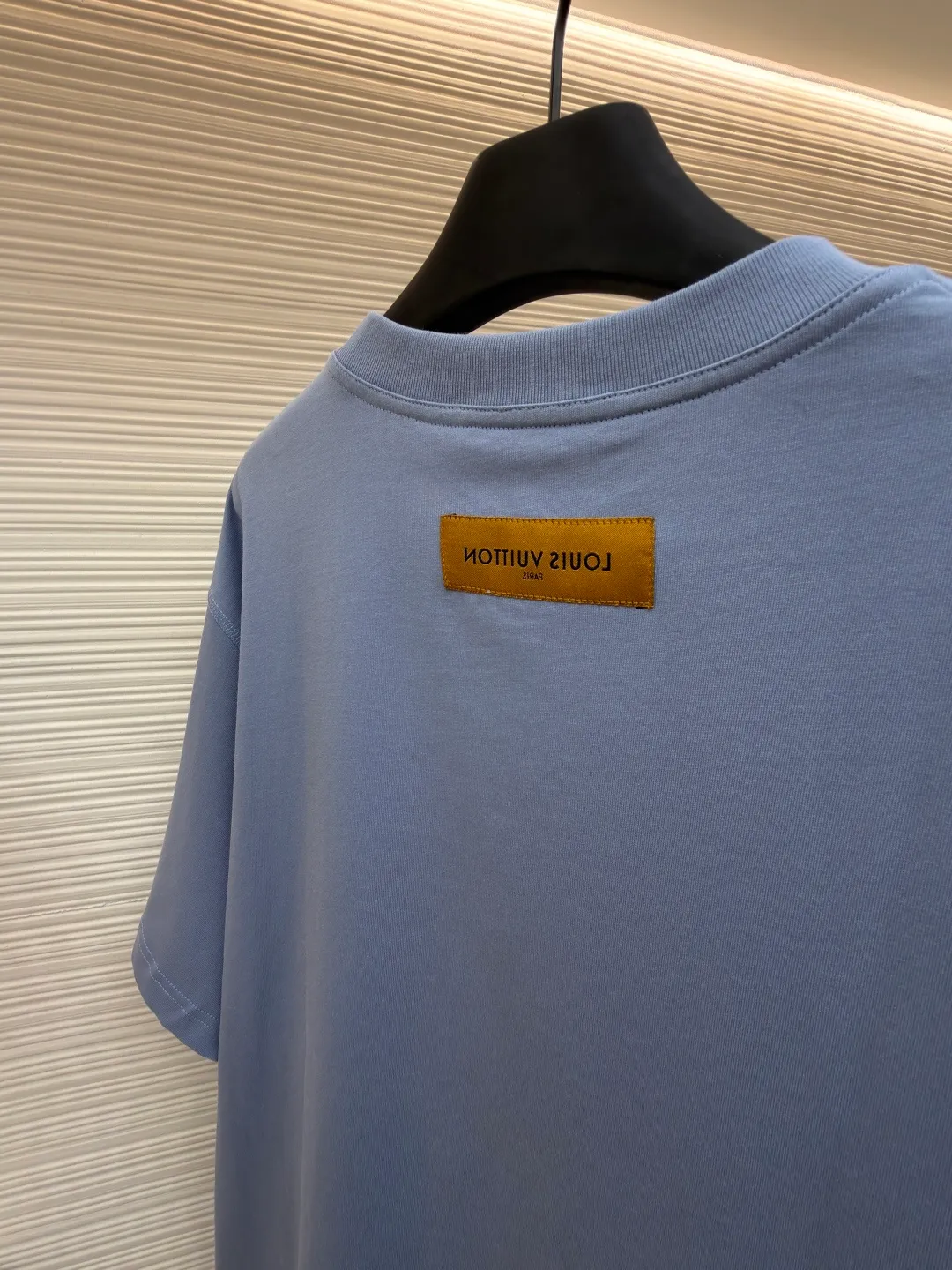LOUISVUITTON embossed small label T-shirt ●Authentic product: purchased and developed by 5450 ●Item number: 1682105-A00 ●Fabric: pure cotton fabric ●Technology: embossed production ●Version: fitted version ●Weight: about 300 grams ●Size: XS-S-M-L ●Description: Fabric is 40S/2 Double-strand smooth cotton plain weave, dust-free wool processing; matching 40s single-strand combed cotton, 280g cylindrical machine rib. The front panel is stamped and filled. After low-temperature stamping with a steel stamp, the inside is filled with foam cotton. The bottom surface is directly sealed with low-temperature hot melt glue at 80 degrees Celsius. The integrated machine operation makes the relief pattern three-dimensional and full and stylish. High-quality products require natural and beautiful products. The overall wiring is straight and delicate, the fabric is comfortable and soft, and the color is consistent without color difference. It can be matched with the same style to create a fashionable look and control various occasions. Customized accessories, complete with three standards, same style for men and women!
